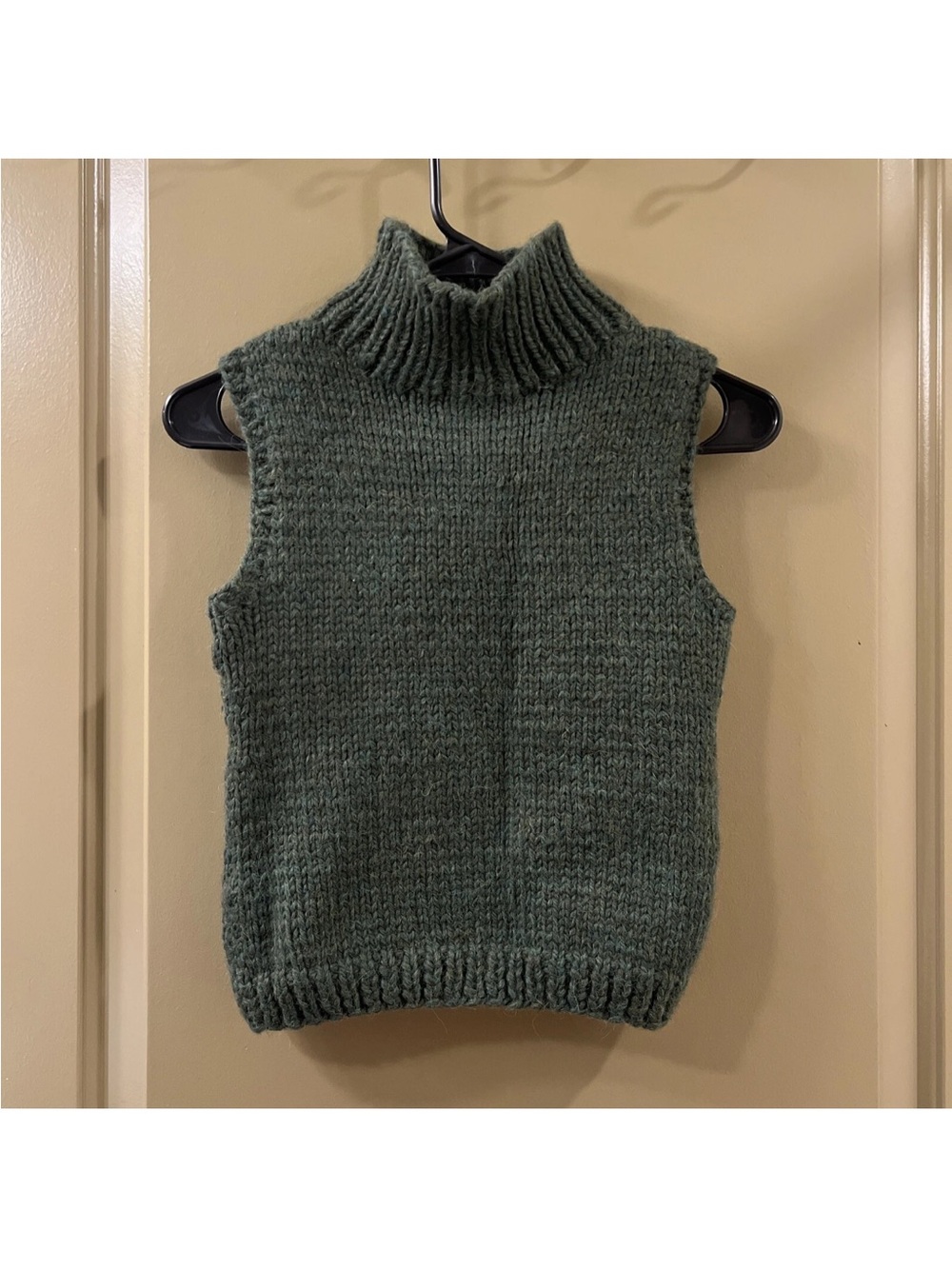 Sleeveless Turtleneck slim fit Knit Vest in Dusty Green Sz 1 XS